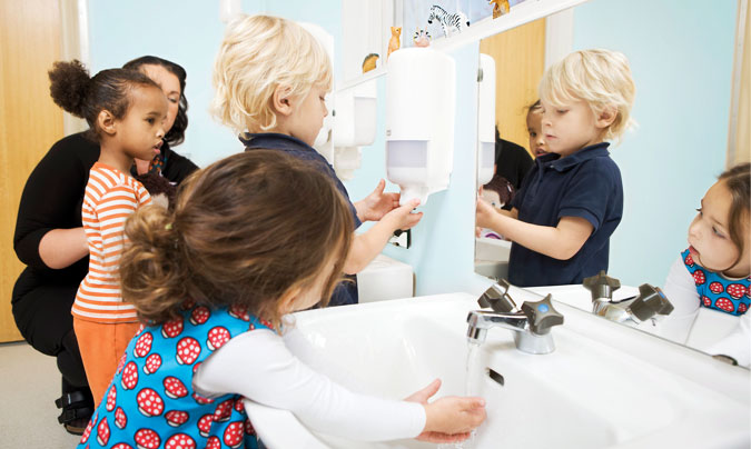 El lavado de manos en las escuelas, imprescindible para crecer con el hábito