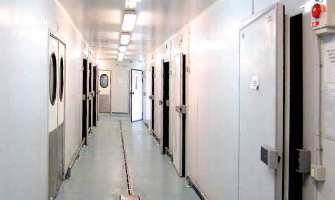 Dotada de excelentes cámaras frigoríficas en perfecto estado de funcionamiento. Dos plantas y 1.250 m2 de superficie útil.