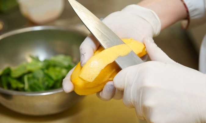 Los guantes látex implican más riesgos que ventajas al manipular alimentos | restauracioncolectiva.com