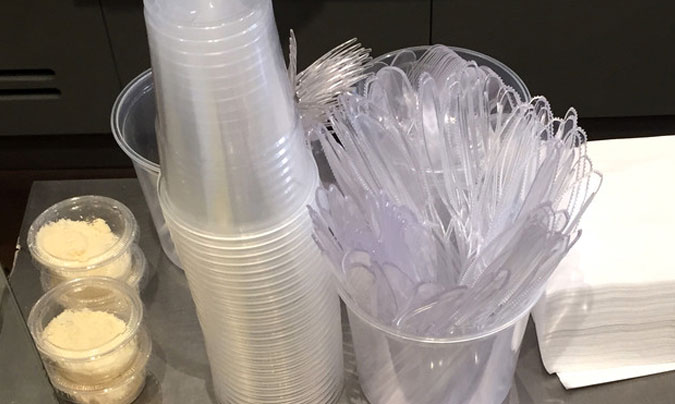 Francia prohibirá la utilización de vasos, platos y cubiertos de plástico a partir de 2020