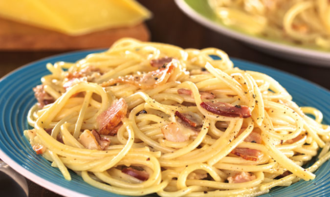 Espaguetis a la carbonara menos calóricos, elaborados con crema de queso en lugar de nata