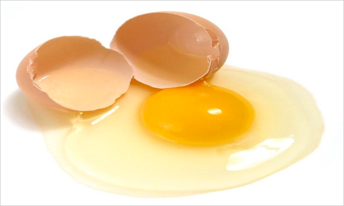 Hay que cocinar siempre bien la clara de huevo, pues la cocción inactiva la avidina, una sustancia con efecto antinutriente.