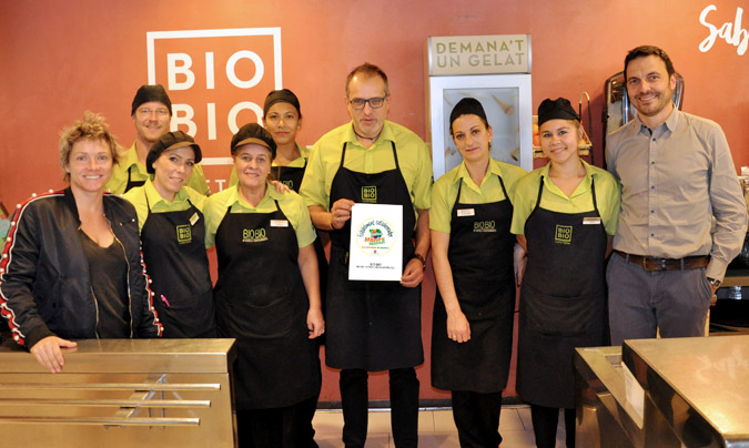 Equipo de cocina mostrando el certificado como establecimiento colaborador del ‘Plan Nacional de Residuos’. ©BioBio.