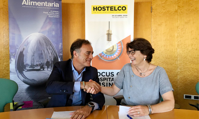 Toni Valls (Alimentaria) y Ana Turón (Restauración Colectiva) tras firmar la renovación del acuerdo.