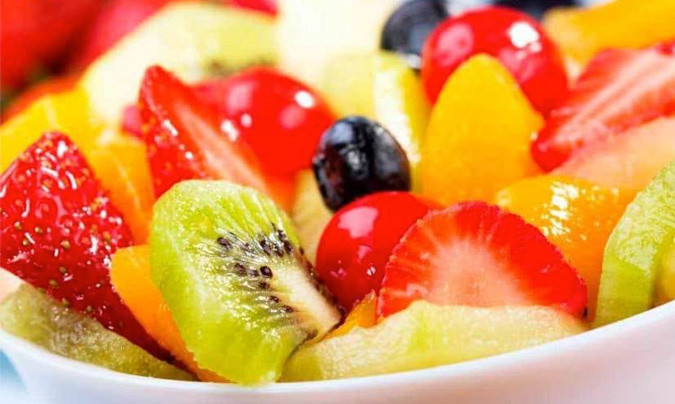 Las frutas y verduras que se consumen crudas hay que lavarlas, desinfectarlas y no cortarlas con demasiada antelación.