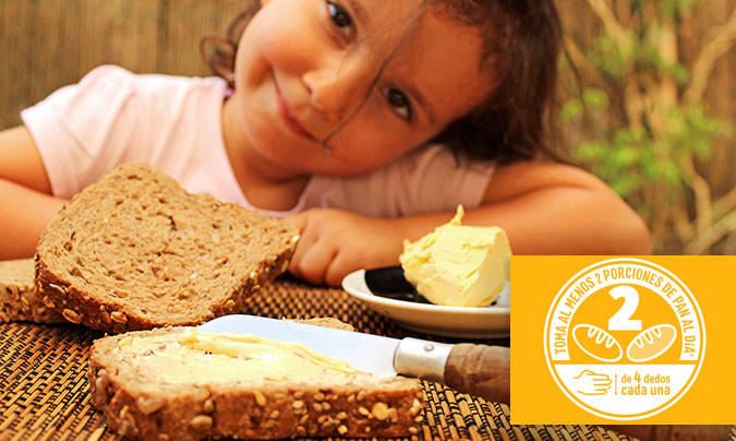 El pan, especialmente el integral, contiene fibra, vitaminas y minerales que contribuyen a cubrir las necesidades de nutrientes en la etapa escolar.