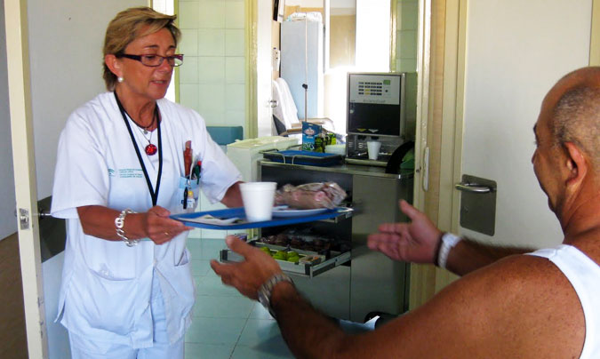 Distribución de los menús en el Hospital Regional de Málaga. ©Noticias de Salud.