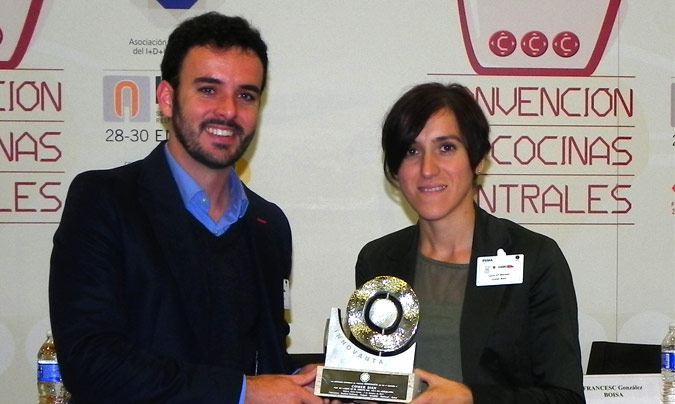 Premio Innovanta: Comer Bien. Entregó el premio <b>Gustavo Barroeta</b> (holaBio!); recogió <b>Lucía García Moreno</b>, responsable de Calidad de Comer Bien.
