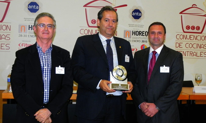 Premio Innovanta: Sancyd. <b>José Antonio Irles</b>, presidente, <b>Ángel Caracuel</b>, bromatólogo hospitales Regional de Málaga y Virgen de la Victoria y <b>Herbert Zimmerman</b> (Schur), quien entregó el premio.