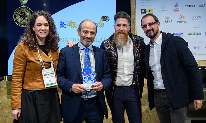 ‘ATX a la Mejor Cocina Hospitalaria’. Recogen el premio María Martínez y Javier Germain (Albi), entregan el premio Daniel Carles (Soleti Group) y Xabier Munioitz (ATX). ©ToniBofill.