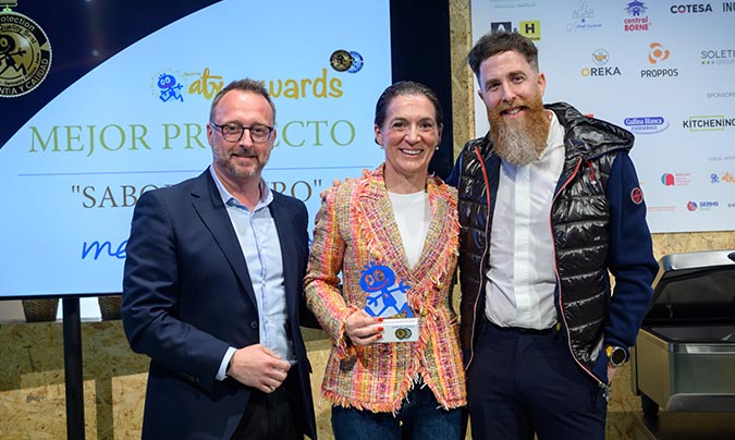‘ATX al Mejor Proyecto’. Recoge el premio Rocío Royo (Mediterránea), entregan el premio Marc Ferré (Save Up Market) y Xabier Munioitz (ATX). ©ToniBofill.