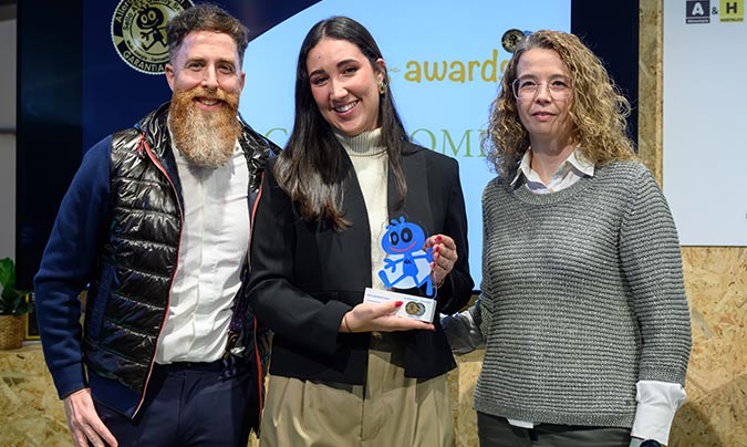‘ATX al Compromiso’. Recoge el premio Ana María Medina (Naranjo y Henríquez), entregan el premio Anna Corcoy (Cotesa) y Xabier Munioitz (ATX). ©ToniBofill.