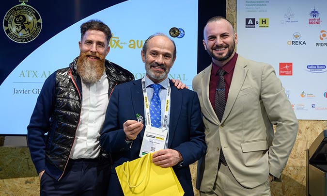 ‘ATX al Compromiso Profesional’. Recoge el premio Javier Germain (Albi), entregan el premio Xabier Munioitz (ATX) y Andrea Logan (Swarovski). ©ToniBofill.