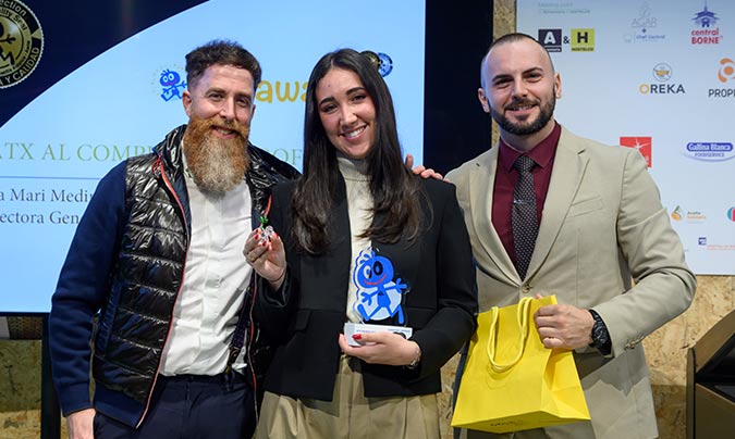 ‘ATX al Compromiso Profesional’. Recoge el premio Ana María Medina (Naranjo y Henríquez), entregan el premio Xabier Munioitz (ATX) y Andrea Logan (Swarovski). ©ToniBofill.