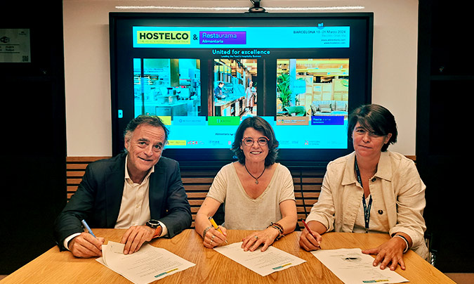 De izquierda a derecha:  Toni Valls Vidal (director general de Alimentaria Exhibitions), Ana Turón (responsable de ‘Restauración colectiva – RC’) y Mar Santarrufina (directora de Hostelco).