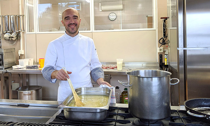 Jaime Mora en la cocina del Ceadac.