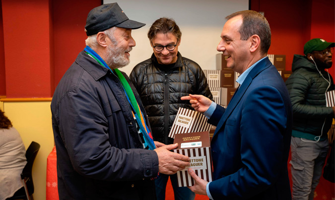 Fernando Pascual y Oriol Balaguer junto a un usuario del comedor social Navas (Barcelona).