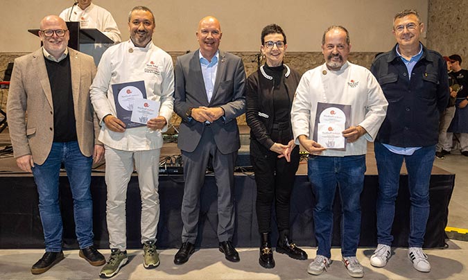 Los cocineros de las escuelas ‘Tiziana’, nueva incorporación, y de ‘St. Paul's School’, la primera en conseguir la certificación.