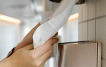 La mayoría de los usuarios prefieren las toallas de papel a los secadores de manos de aire 